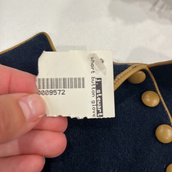 NWT ladies gloves with button detail, dark navy - Picture 4 of 6